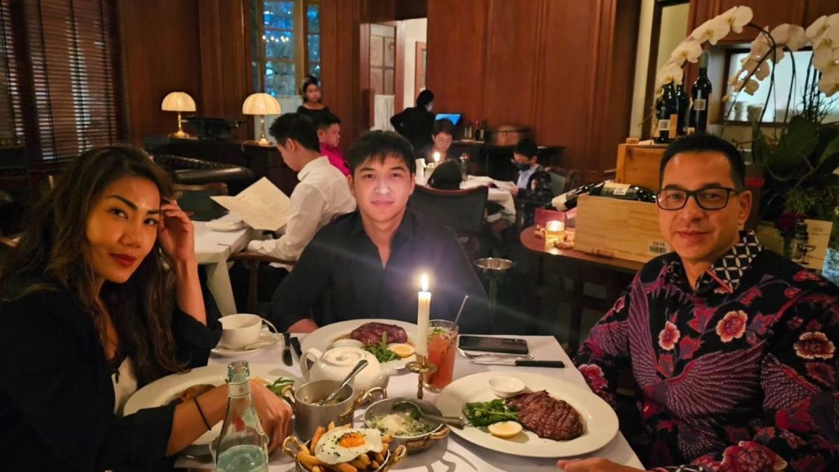 Momen makan malam Ari Wibowo dan Inge Anugrah bersama putra mereka, Kenzo Wibowo [Instagram/@ariwibowo_official]