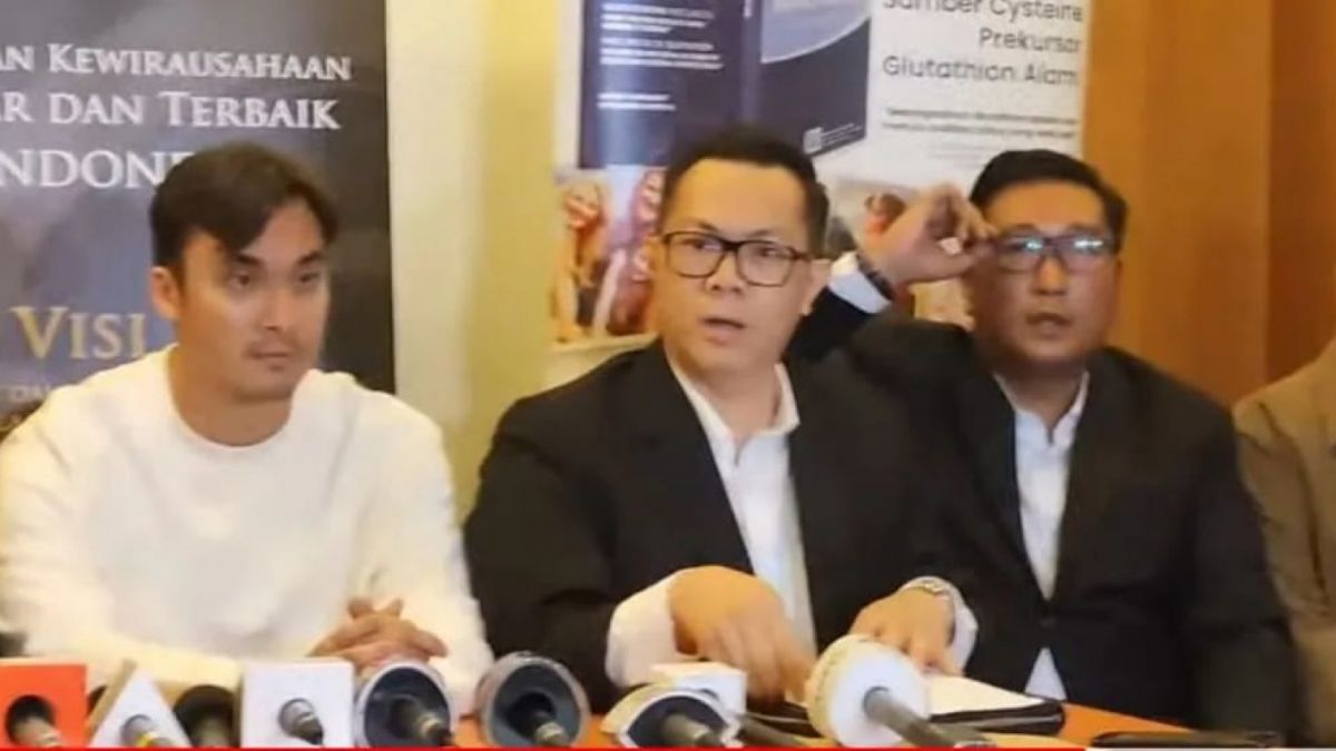 Rendy Kjaernett saat tampil di publik bersama kuasa hukumnya [Tangkap layar kanal YouTube  Seleb Oncam News]