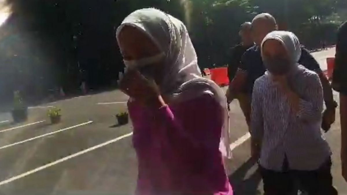 Si kembar Rihana dan Rihani saat tiba di Polda Metro Jaya. [bidik layar video]
