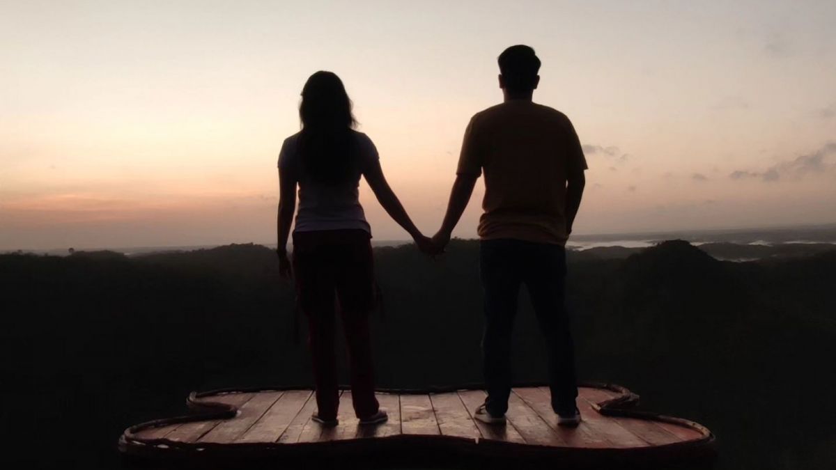 Della Puspita dan suami baru berpose mesra sambil menikmati golder hour di kawasan pegunungan. [Instagram @dellapuspita00]