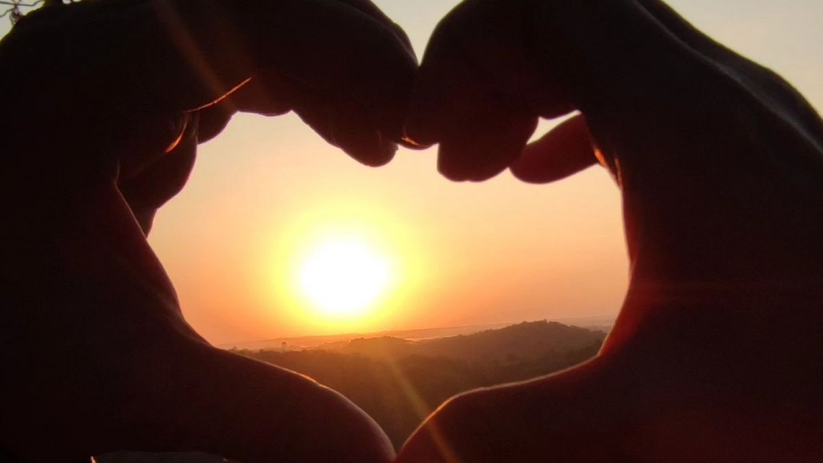 Della Puspita dan suami baru bikin tanda cinta dengan tangan mereka di tengah golden hour. [Instagram @dellapuspita00]