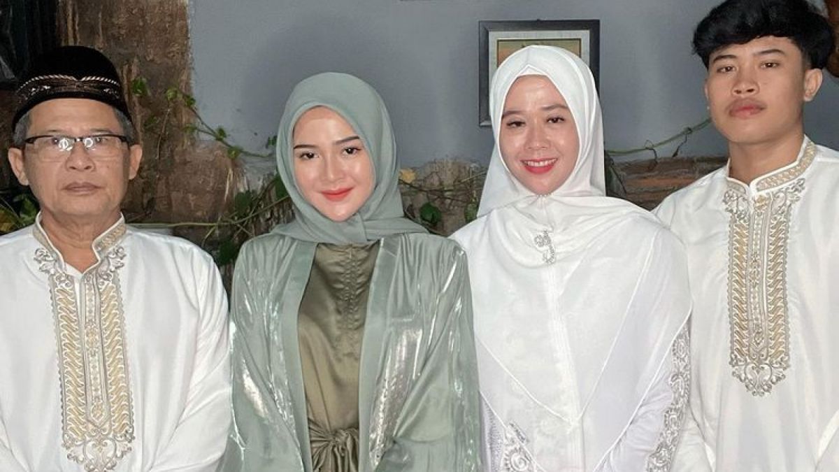 Potret Bella Bonita bersama keluarganya saat dilamar Denny Caknan [Instagram @bellabonita]
