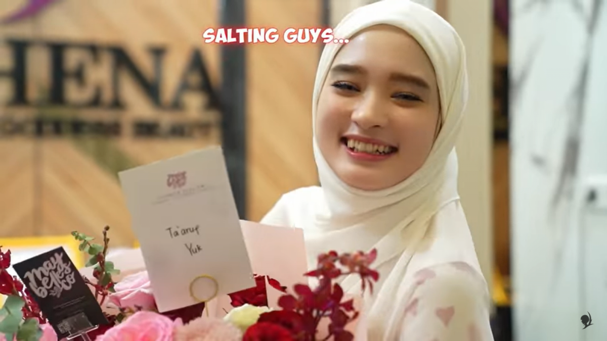 Inara Rusli terlihat salting atas pemberian bunga dan ajakan taaruf