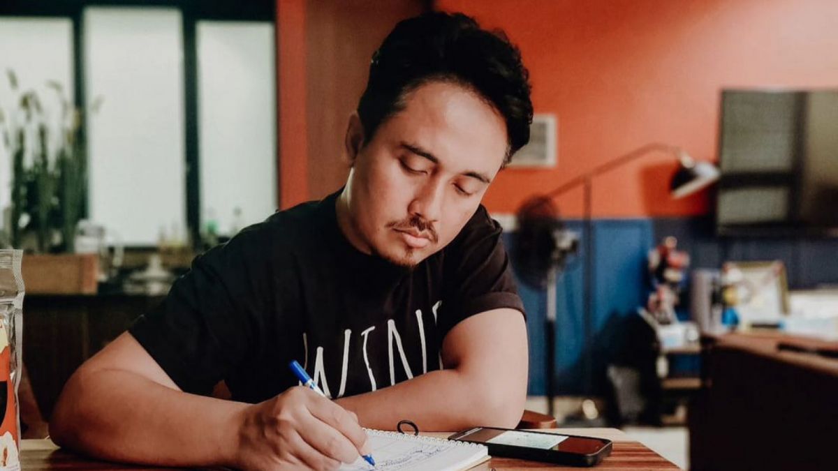 Peramal/ahli kartu tarot Denny Darko [Instagram/@_dennydarko_]