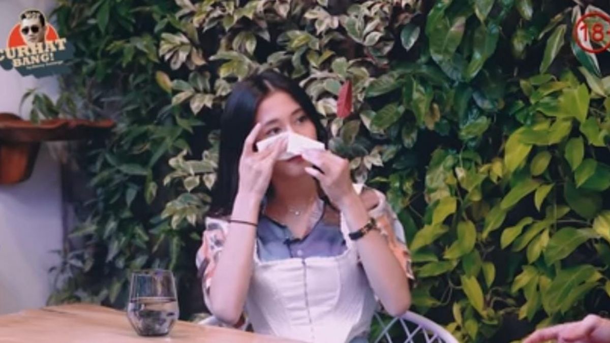 Keisya Levronka tak kuasa menahan air mata. [YouTube Curhat Bang Denny Sumargo.]