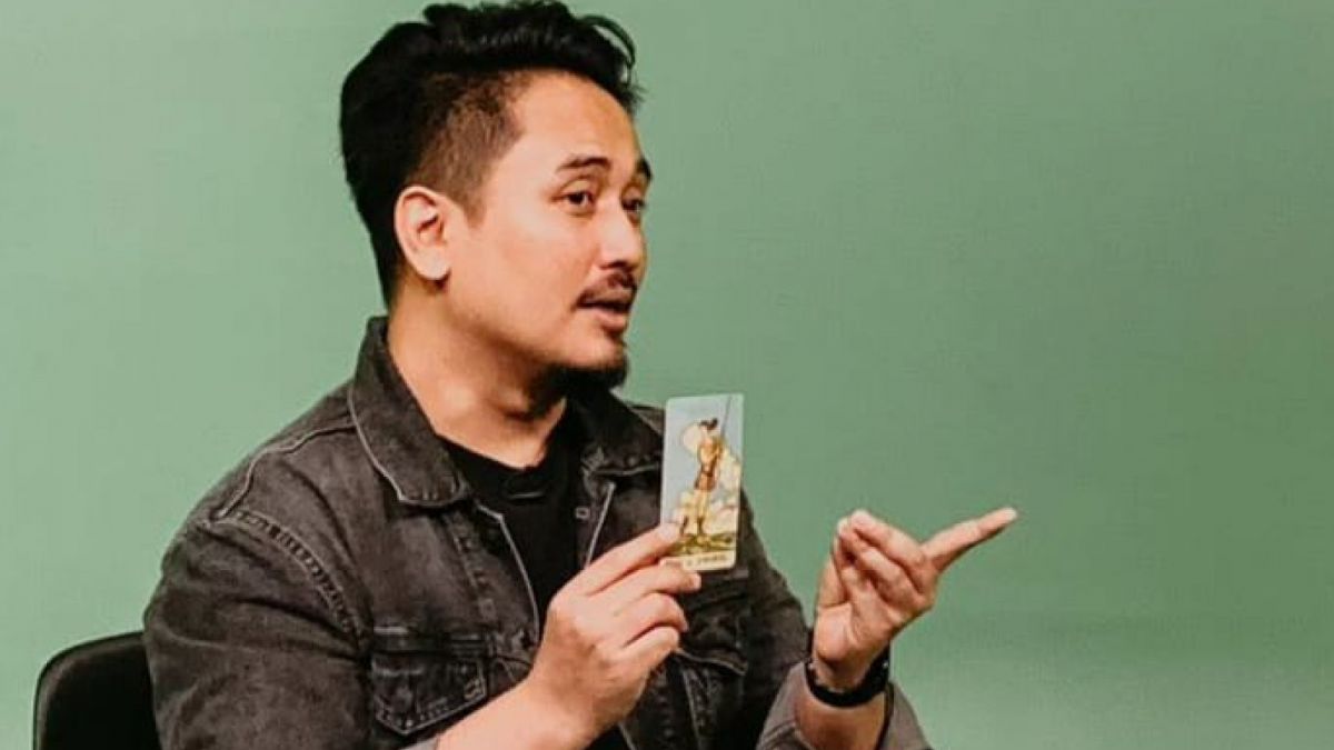 Peramal dan ahli kartu tarot Denny Darko