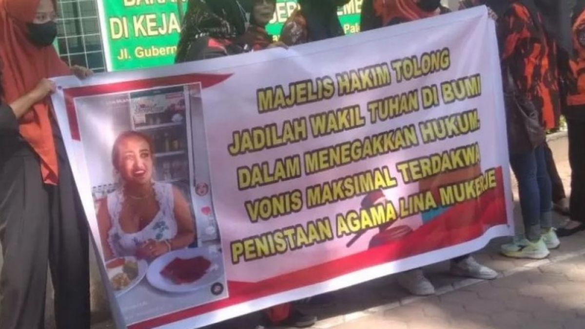 Srikandi Pemuda Pancasila melakukan demonstrasi pada sidang Lina Mukherjee [Sumselupdate]