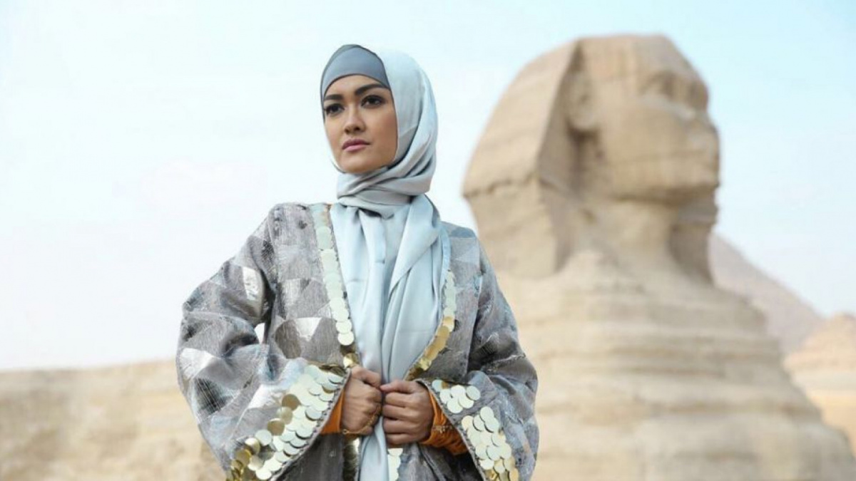 Artis Bangun Masjid. [instagram/@juliaperrezz]