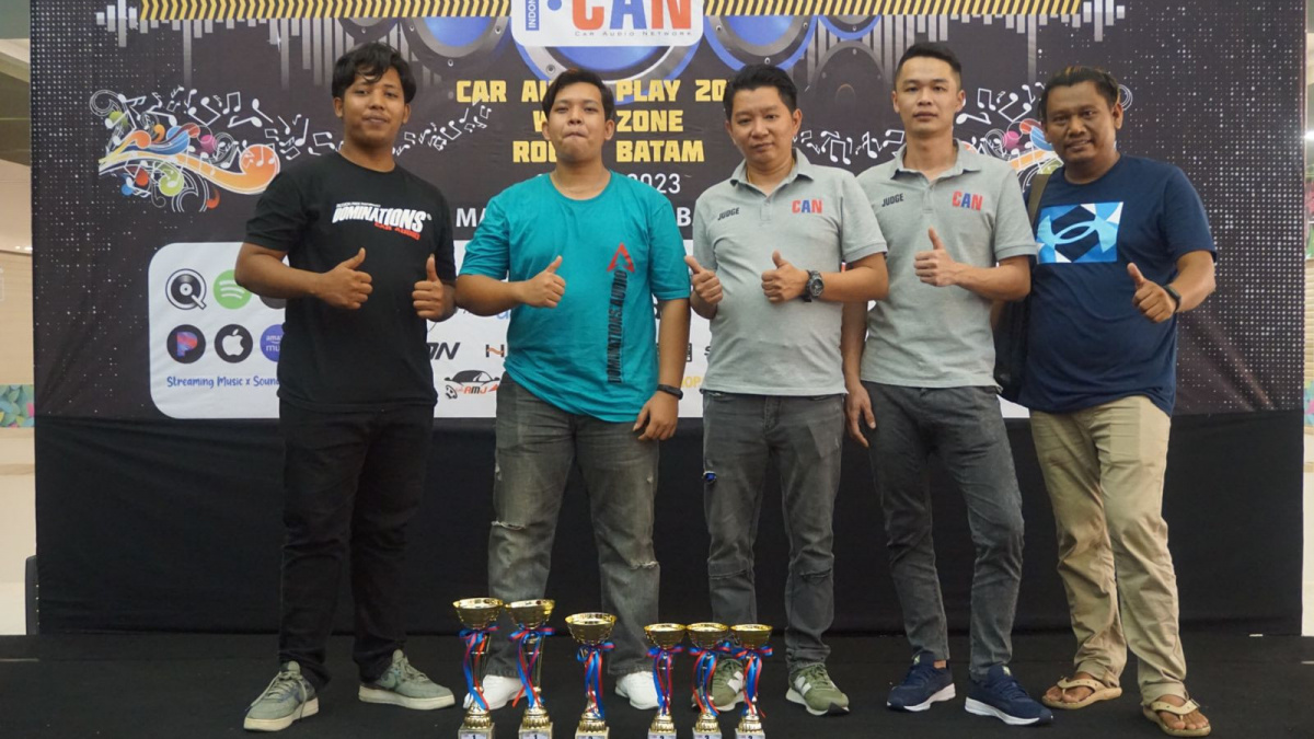 Tim Pro Audioworkshop bersama juri asal Malaysia, saat mengikuti kompetisi audio ICAN di Batam [Tim Selebtek]