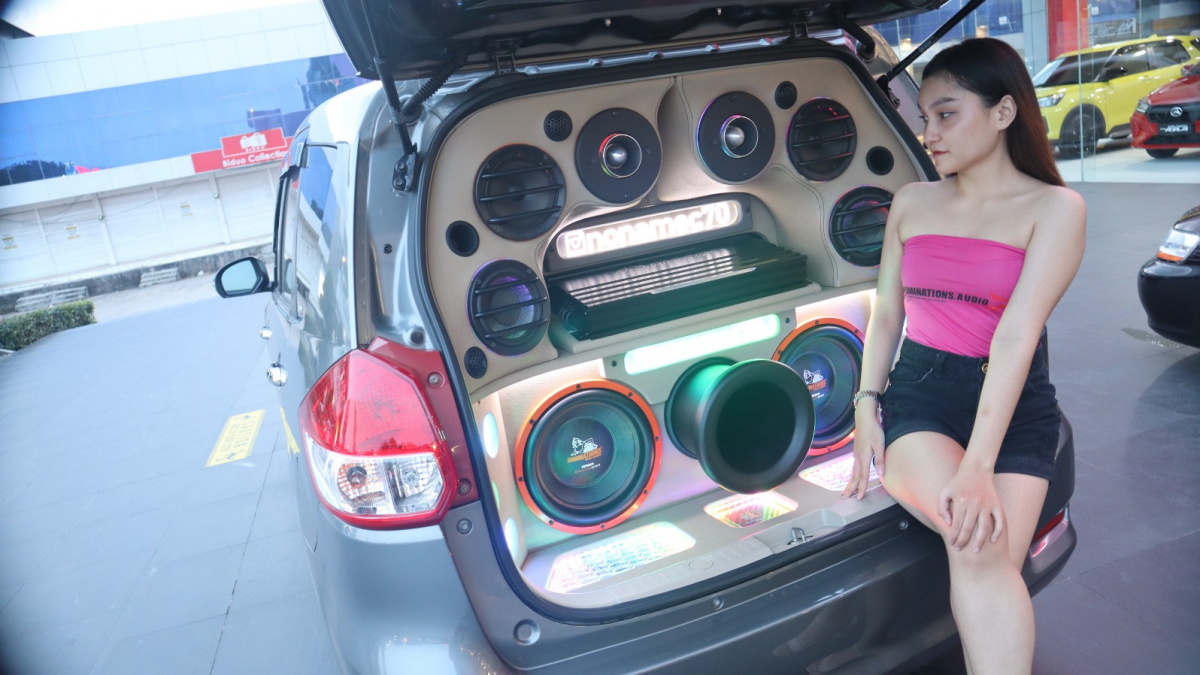 Bagian bagasi dijejali speaker dan subwoofer khas kompetisi [Tim Selebtek]
