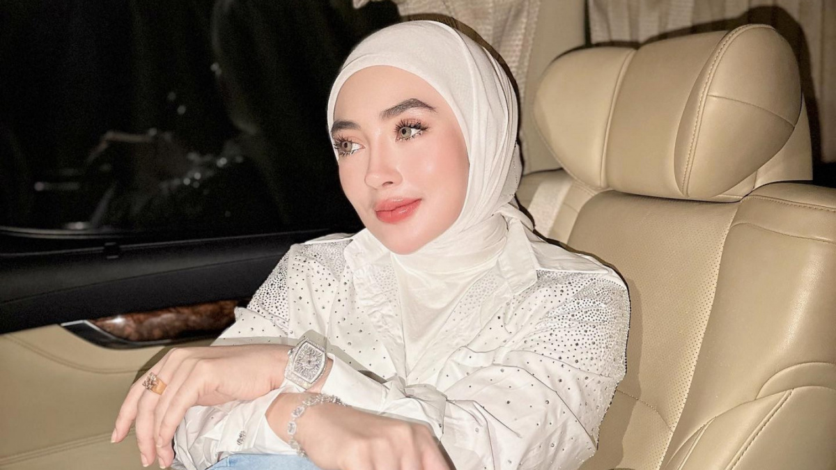 Shella Saukia [Instagram @shellasaukiaofficial]