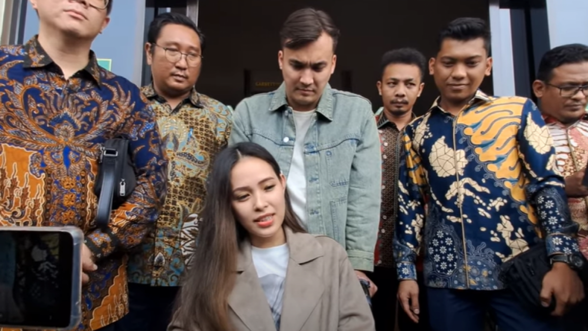 Lady Nayoan dan Rendy Kjaernett usai sidang cerai di Pengadilan Negeri Bekasi, Jawa Barat, Rabu (16/8/2023). [Tangkapan layar video Intens Investigasi]
