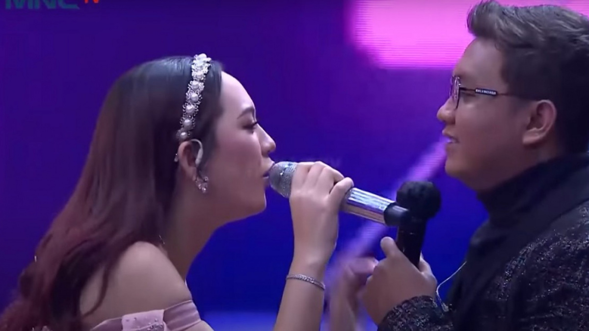 Penampilan Happy Asmara dan Denny Caknan di acara Happy Mencari Pasangan Ambyar [YouTube MNCTV OFFICIAL]