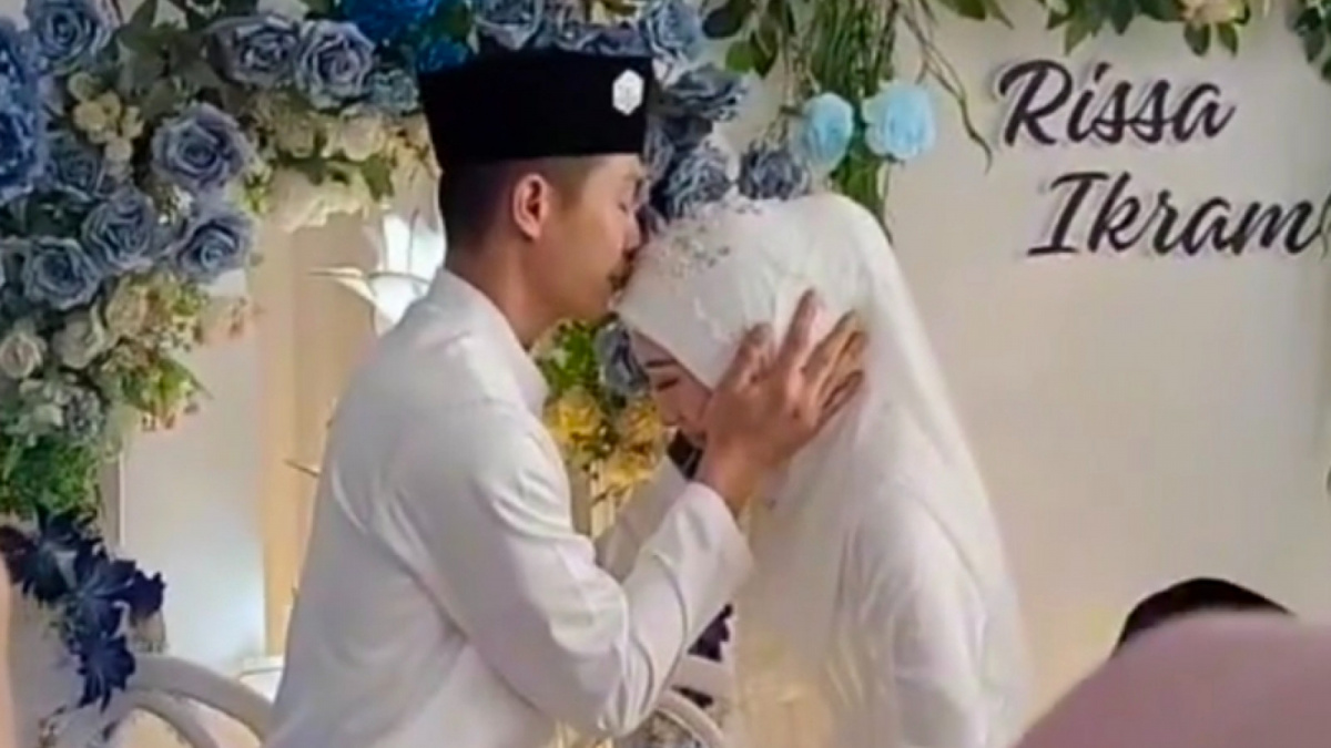 Ikram Rosadi mencium kepala Larissa Chou [Instagram/yoga_mahessa]