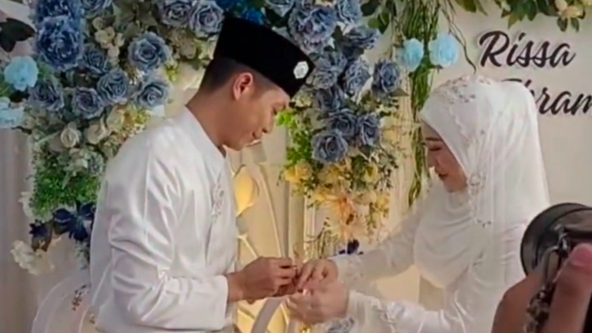 Ikram Rosadi menyematkan cincin pernikahan kepada Larissa Chou [Instagram/yoga_mahessa]