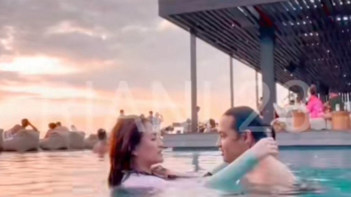 Foto Nathalie Holscher dan Yogi Ilham Saat Berenang di Bali. [(Tiktok @riani_update)]