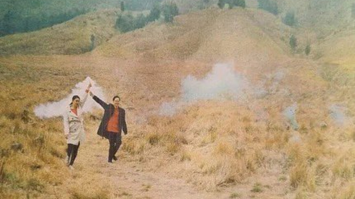 Foto prewedding pasangan yang sebabkan kebakaran kawasan Gunung Bromo [Twitter/X @risesknight121]