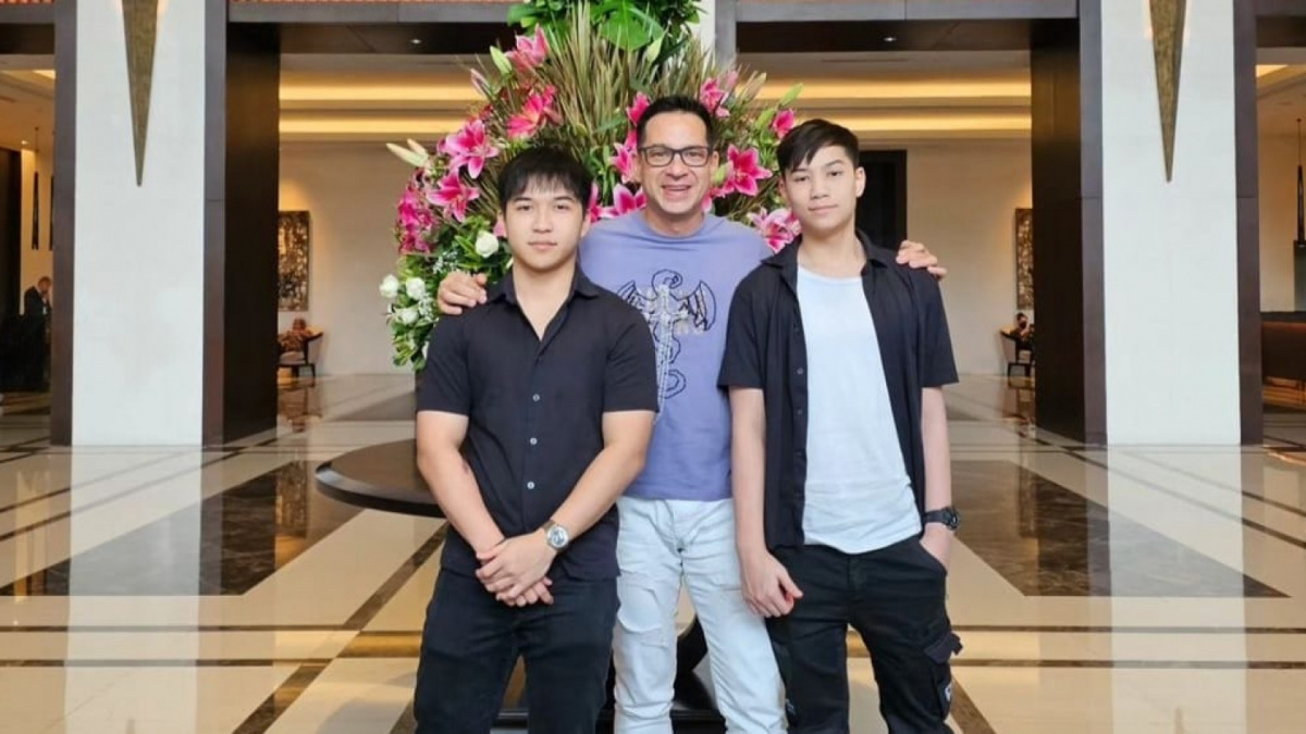 Ari Wibowo dengan kedua anaknya Kenzo dan Marco. [Instagram @ariwibowo_official.]