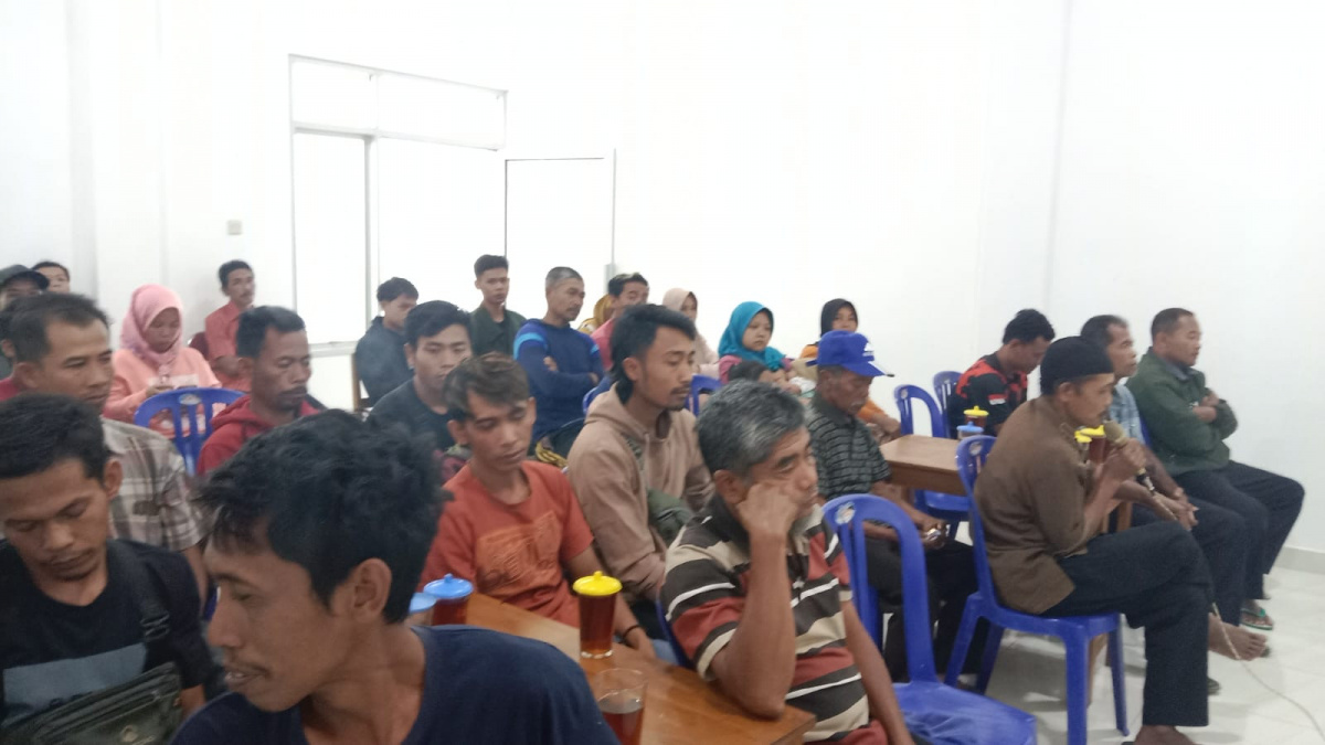 Aksi damai masyarakat untuk CV Bina Karya dan CV Putera Anugerah [Liputan pribadi]