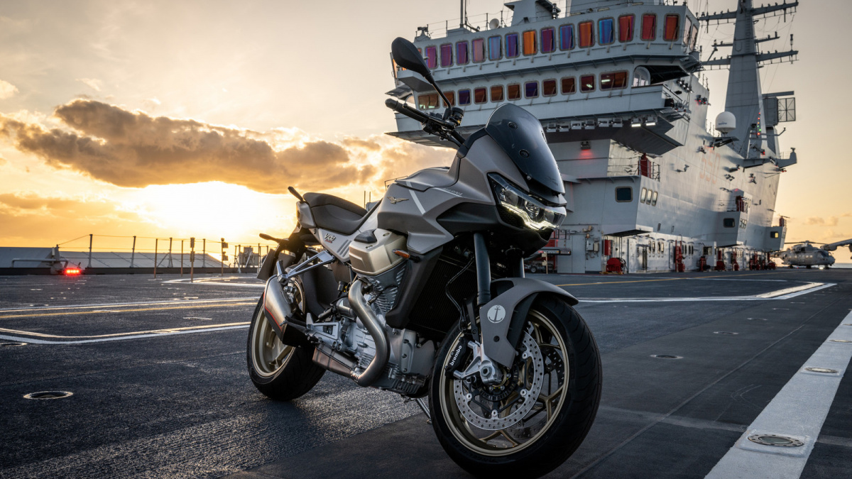 Moto Guzzi V100 Mandello Aviazione Navale terinspirasi dari pesawat stealth F-35B fighter. [PT Piaggio Indonesia]