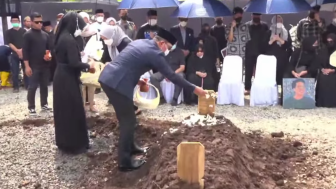 Pemakaman Eril Diiringi Salawat, Ridwan Kamil Ikut Urug Tanah dan Tabur Bunga