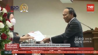 Wakil Ketua Banggar Roboh di Depan Puan Maharani Saat Sidang Paripurna DPR RI