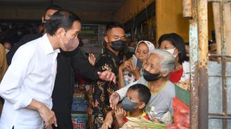 Jokowi Kasih Bantuan Rp1,2 Juta: Jangan Dibelikan Handphone, Apalagi Pulsa