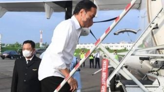 Jokowi Bagikan Bansos dan Tinjau Insfrastruktur di Nias