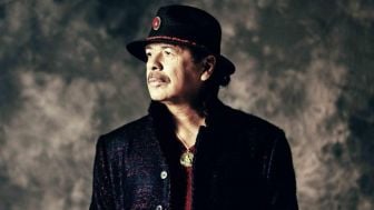 Carlos Santana Pingsan di Atas Panggung Akibat Kelelahan dan Dehidrasi