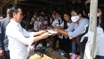Serahkan Bansos di Nias, Jokowi Borong Cabai dan Pisang di Pasar Alasa