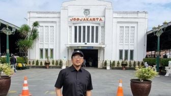 Tak Dapat Tempat Duduk di Ruang Tunggu Stasiun, Ustad Yusuf Mansur Curhat