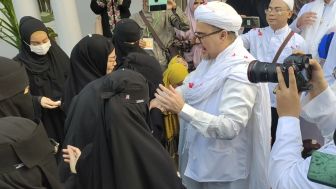 Keluar Penjara, Habib Rizieq Disambut Keluarga: Alhamdulillah Tiba di Rumah