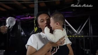 Rizky Febian Terlihat Menangis Ketika Berjumpa Kembali dengan Baby Adzam