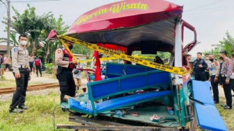 Kereta Api Tujuan Rangkasbitung Tabrak Odong-odong di Serang, 9 Orang Tewas