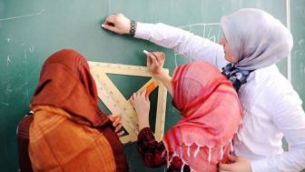 Ibu Siswa Korban Pemaksaan Hijab Curhat ke ORI: Kembalikan Keceriaan Anak Saya