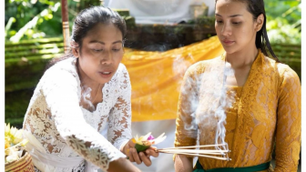 Lakukan Ritual Melukat Bersama Pacar, Netizen Tuding Anya Geraldine Pindah Agama