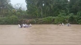 Tak Ada Jembatan, Pelajar di Maluku Seberangi Sungai Arus Deras Demi Sekolah