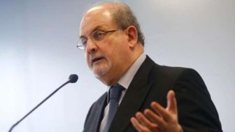 Salman Rushdie Ditikam Belasan Kali hingga Beresiko Cedera Permanen