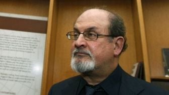 Salman Rushdie, Penulis Buku Ayat-ayat Setan Ditikam di New York, Kondisinya Kritis