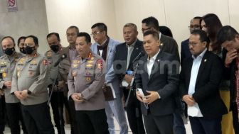 Tingkah Anggota DPR Ini Saat bersama Kapolri Bikin Netizen Angkat Bicara