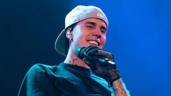 Justin Bieber Tunda Tur Dunia, Pesan Cinta Hailey Bieber Bikin Haru