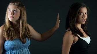 4 Zodiak yang Mudah Iri dengan Kesuksesan Temannya