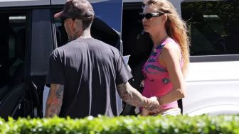 Adam Levine dan Behati Prinsloo Tetap Mesra di Tengah Skandal Perselingkuhan