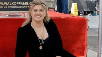 20 Tahun Berkarir Sebagai Penyanyi, Kelly Clarkson Akhirnya Raih Bintang Hollywood of Fame