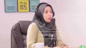 Gara-gara Jadi Mualaf, Mahasiswi ini Sampai Dicoret Dari KK Oleh Orang Tuanya