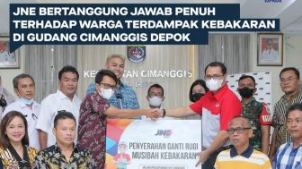 JNE Memberikan Ganti Rugi Langsung Kepada Warga Dampak Kebakaran, Ivan Gunawan Hadir Jadi Saksi