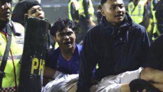 Penuturan Penonton Selamat Atas Tragedi Kanjuruhan. Hingga Peluit Akhir Dibunyikan Arema Tidak Bisa Menambah Golnya... Disinilah Awal Mula Tragedi.