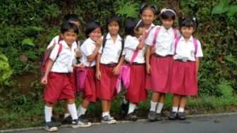 Kemendikbud Bikin Aturan Sekolah Menggunakan Baju Adat, Nambah PR Emak-Emak?