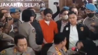 Rizky Billar Sudah Pakai Baju Tahanan Hingga 20 Hari Kedepan, Netizen Soroti Wajah Billar yang Tampak Penuh Dendam