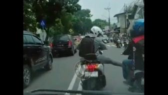 Mengaku Anggota, Pesepeda Motor Halangi Laju Mobil Ambulance, Netizen: Anggota Pramuka?